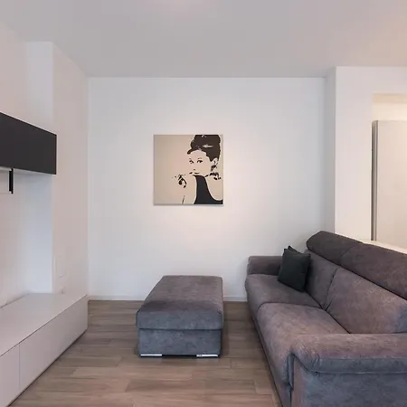 Audrey Flat - Stazione Apartment Milan